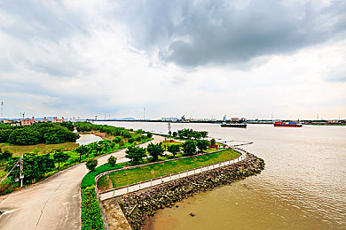 五月天AV一区二区：都市赛道双境，极速狂飙与策略穿梭之旅-4