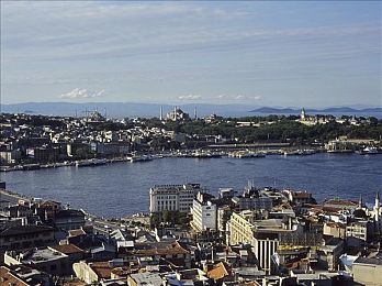 黄色软件下载华为3.0.3：极速梦想启航，未来赛车新作引爆科技竞速热潮-1