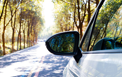 裸体美女APP：霓虹飞驰揭露未来都市阴谋，速度与反思的赛博朋克之旅-2
