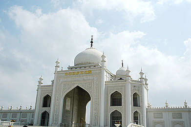 打扑克不盖被子吗：策略与速度的博弈，体验扑克牌桌与赛车狂飙的双重冒险-3