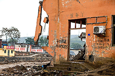 美女露乳头软件：智能AI助手与赛车调校系统革新，硬核驾驶模拟游戏引爆玩家热议-3