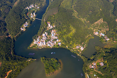 17C吃瓜官网：极速竞技新体验，围观玩家趣事，共享赛道狂欢时刻-2