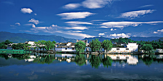 女生让男生吃困困：竞速新作今日上线，情绪干扰系统颠覆传统赛车玩法