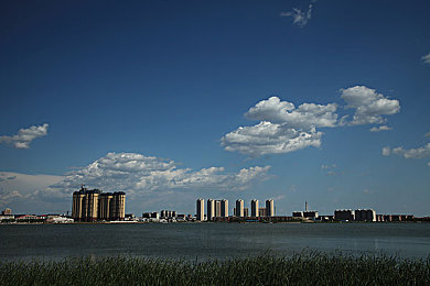 黄色vivo粉色3.3.0：极速都市新版上线，霓虹涂装与动态天气重塑竞速体验-2