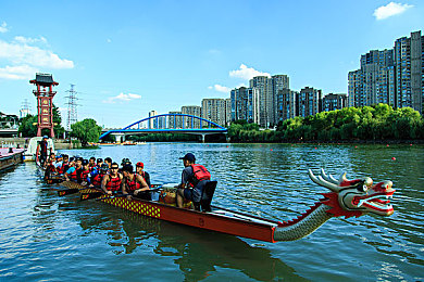 人人人射：极限车神引爆多人竞速射击狂潮，体验极致战斗赛车快感