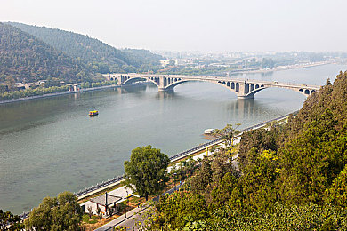 双人床上打扑克又疼又叫｜欢乐扑克,痛并快乐着,友谊见证录-大塔手游网：今日新游评测，默契考验与爆笑惩罚并存的扑克搭档挑战