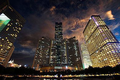 黄色应用华为下载3.3：极速狂飙新版本上线，霓虹夜飙赛道挑战极限驾驶-1