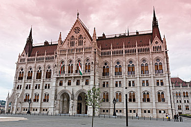 登录69乐园平台：极限狂飙霓虹都市，体验未来竞速与改装乐趣