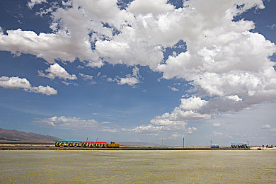 糟老头至尊版2.5.2下载：硬核驾驶与荒诞冒险，体验改装老头乐的终极挑战之旅-5