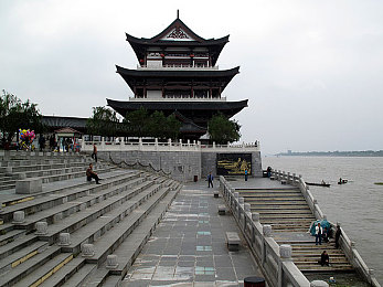 打扑克两人剧烈运动：《狂飙牌手：极速对决》今日上线，卡牌策略与赛车竞速引爆全新体验-2