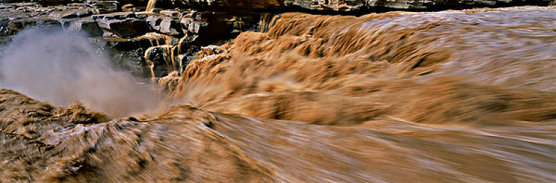 公猪对女人的致命弱点：钢铁巨兽与幻影蝶舞，赛道博弈中的克制哲学