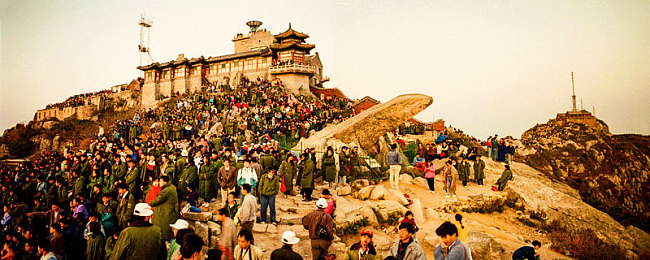 娇妻陪朋友拍婚纱照后续发展：信任边界与情感算法交织的都市关系模拟-3