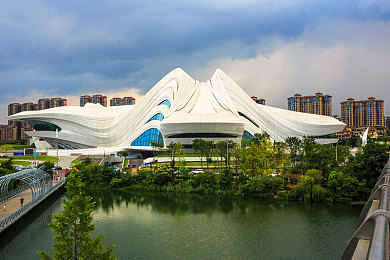 色成人:赛博竞速新作登场,光影穿梭中的道德抉择引发热议-3