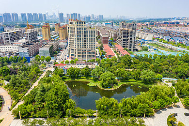 一小孩和妈妈摘萝卜:《田园物语:家庭收获季》今日上线,亲子驾驶农耕新体验开启温馨协作-3