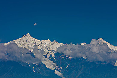 chinese偷拍男厕自慰：潜行解谜新作《隐秘追踪：都市暗影》发售，道德天平系统引发玩家深度思考-2