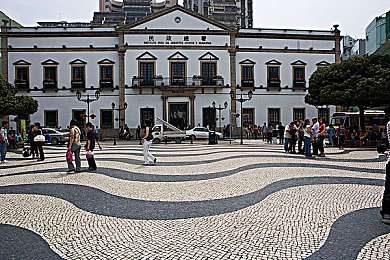 打扑克剧烈摇床:极速赛道,全息牌局,双线争锋的未来竞技场-2