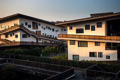 糟老头子至尊版app官方下载ios：复古赛车新作登陆iOS，硬核像素驾驶引爆怀旧狂潮