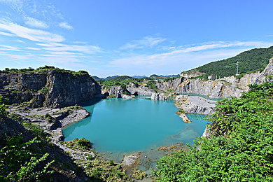 不良黄色禁用软件：霓虹赛道净化之战，赛博赛车新作以视觉干扰模拟警示网络污染-3