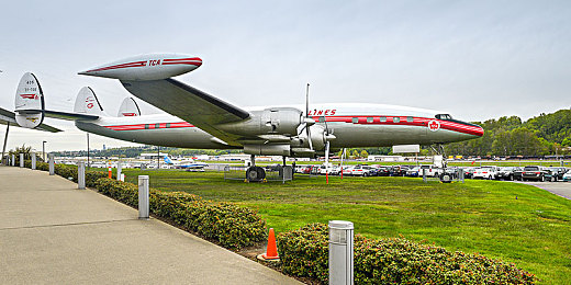 色色网络:霓虹轨迹,极速涂鸦中的光影对决-2