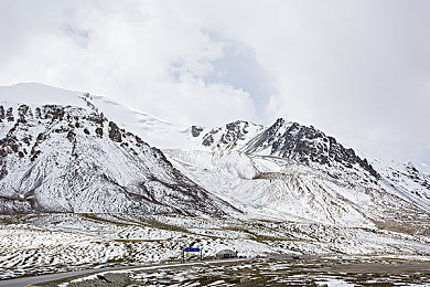 17c黑料吃瓜网：《极限车手2077》深度评测，隐藏车辆获取与雨天操控全攻略-2