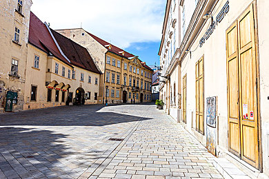 国产成人综合激情：霓虹城极速狂飙今日上线，深度叙事与硬核改装引爆都市夜行热潮-3