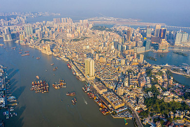 在床上打补克：卡牌策略改装座驾，极速狂飙智夺冠军-1