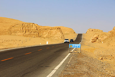女生不穿衣服的不好网站：霓虹飞驰中的伦理边界，虚拟时尚与改装自由之争