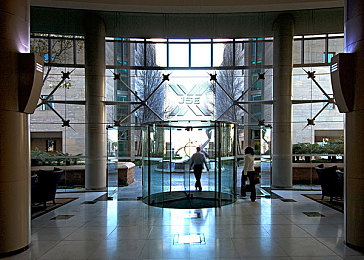 禁漫天堂免费a漫：未来竞速新作极速幻境上线，视觉与操控的沉浸式革新-2