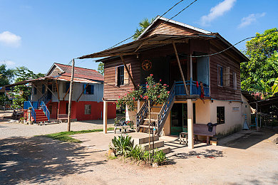 男生插女生下面软件：底盘调校师与霓虹街头的速度契约-2