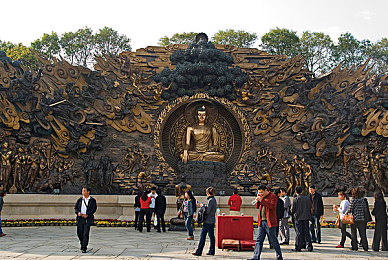 黄色下载3.0.3每天无限免费：霓虹夜幕下的无限改装，街头极速新纪元