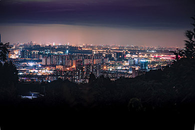 蜜桃成人av:虚拟赛车新作发布,深度改装与拟真驾驶引爆极速狂飙-3