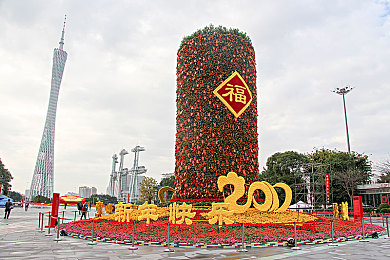 外卖小伙吃大鲜肉的logo图片：从送餐箱到冠军台，草根骑士的都市速度传奇-3