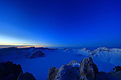 3.0.3免费oppo版破解软件大全：极速狂飙新版上线，雨夜竞速模式引发玩家热议与安全警示-4