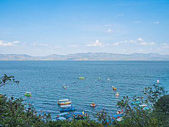 班长的白丝：纯白幻影，竞速校园中的流光羁绊与机械诗篇-3