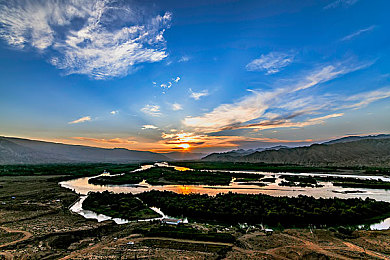 黑网男同：赛博朋克竞速新作明日上线，双人协同驾驶颠覆传统玩法-4