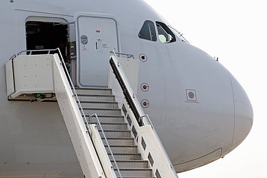 《三上和崧泽小职员》：最高の爱人沼：都市职场生存指南，如何在办公室情感沼泽中平衡晋升与真爱-1