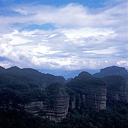 男女生搞鸡软件:霓虹齿轮,雨夜协奏,街头机械诗篇竞速-5