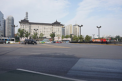 国产成人综合性爱：赛道心跳与人生抉择，速度交织的情感旅程