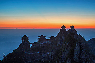 一亲二膜三插：极速改装王，打造专属赛车，体验速度与个性之旅