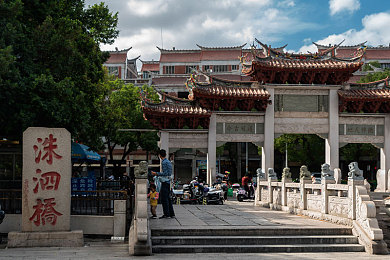 AV电影国产：光影交织的东方赛博朋克，沉浸式都市冒险诗篇-2