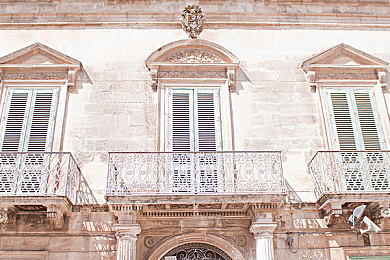 黄色APP下载3.0:霓虹深渊极速传说,地下车神的数字权杖-3