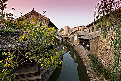 免费黄色软件3.0.3：极速幻影新版来袭，动态天气与车辆平衡重塑竞速体验