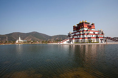 甜蜜桃成人AV：极速狂飙未来都市，霓虹赛道解锁改装盛宴