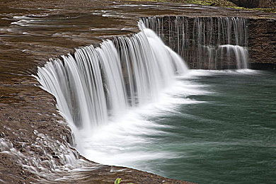 国产偷情av:极速心跳,情迷赛道,抉择与轰鸣的交响诗篇-3
