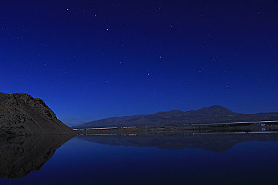 打扑克又喊又叫。：竞速卡牌新作公路王牌今日上线，融合策略驾驶引爆对决热潮-2