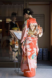 色多多在:霓虹光谱,疾驰于色彩能量的赛博轨道-1