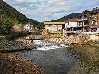 十大黄色软件排行榜：极速色彩风暴，赛道上的醒目激情与视觉印记-3