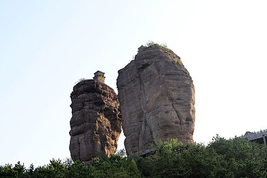 男人插进桃子:硬核赛车手挑战梦幻赛道,甜蜜陷阱中的精准驾驶艺术-5