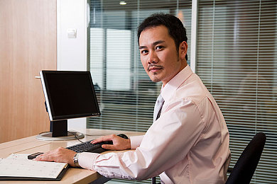 红桃视频隐藏入口：《极速幻影》隐藏功能曝光，专业赛道分析系统助玩家圈速提升2.3秒-2