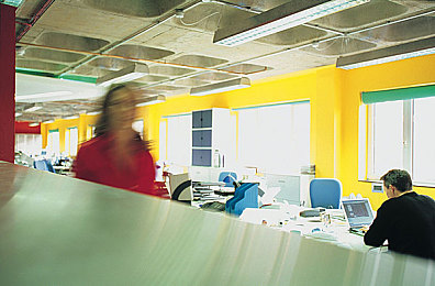 男生把小困困放到女生困困：双人协同赛车，创意拼装模块开启竞速新体验